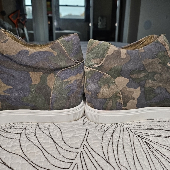 EUC Blondo Glenda Waterproof Wedge Sneaker Green Camo Zip Women's Size 9 - Picture 4 of 9